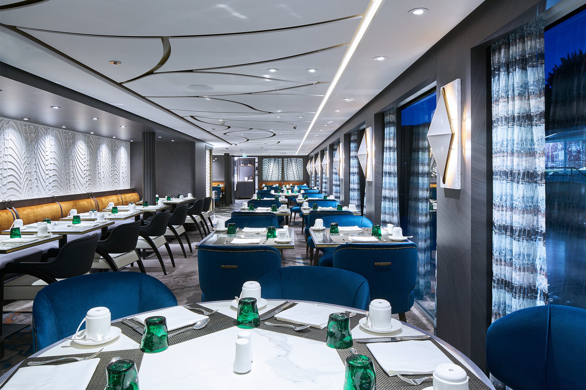 Crystal Cruises - Crystal Bach - Dining - Waterside.jpg